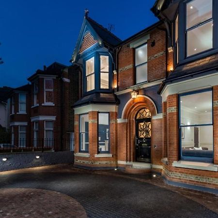 Villa Dream House London With Gym, Cinema And Housekeeper à Ealing Extérieur photo