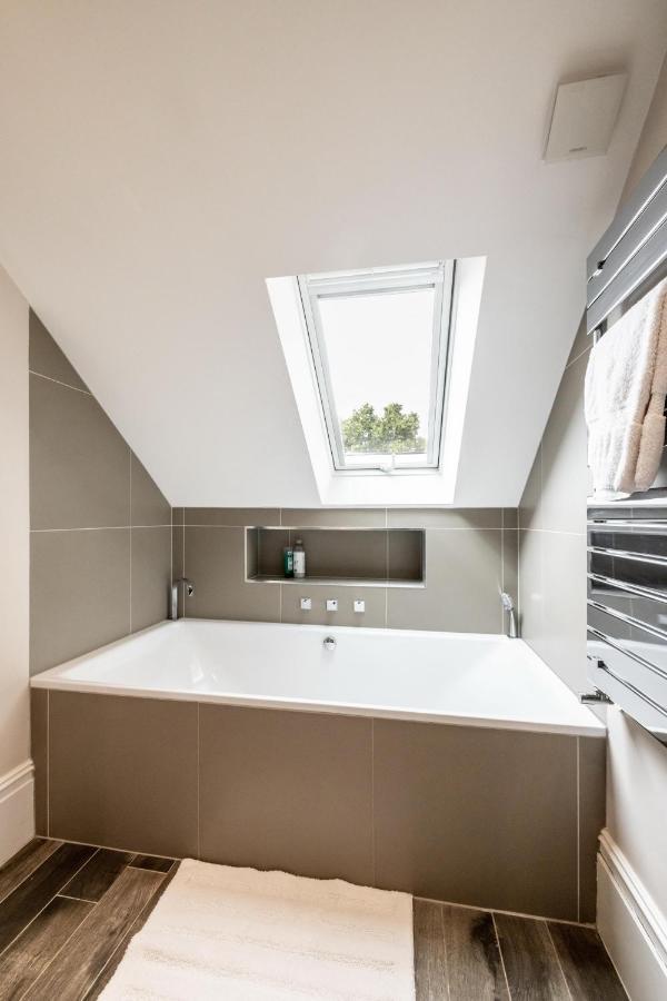Villa Dream House London With Gym, Cinema And Housekeeper à Ealing Extérieur photo